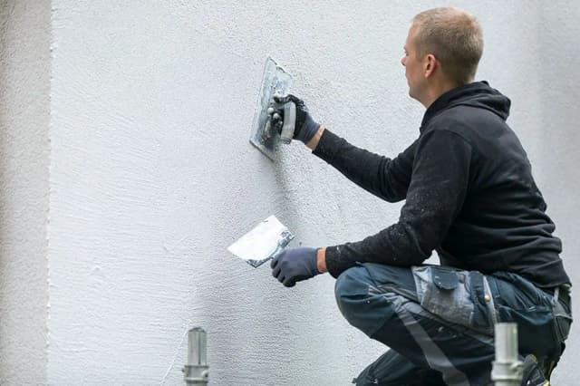 Jak wyrównać tynk na ścianie: skuteczne metody i praktyczne porady