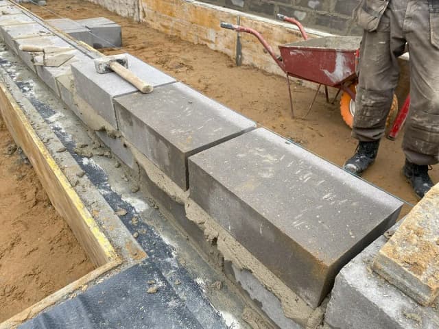 Ile zaprawy do bloczków betonowych potrzebujesz? Oblicz dobrze!
