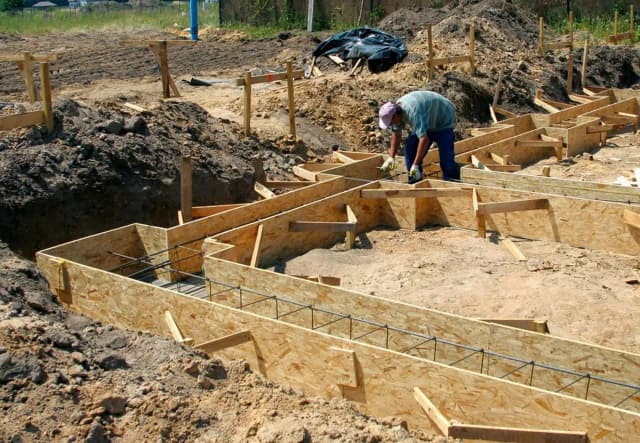 Ile desek na szalunek fundamentu? Oblicz dokładnie i uniknij strat