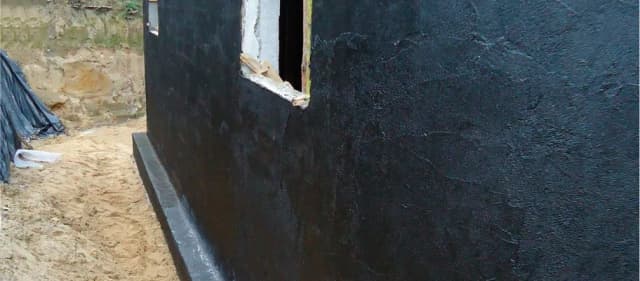 Czym malować fundament, aby skutecznie chronić przed wilgocią?
