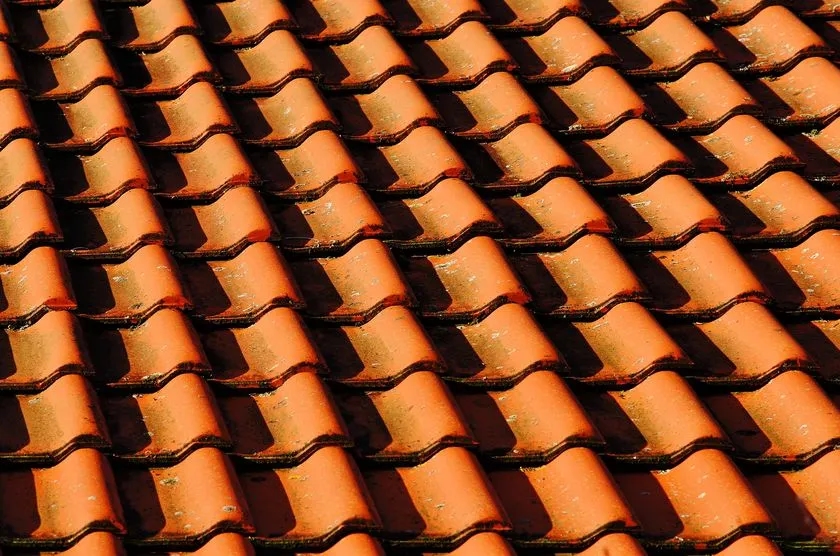 Ile waży dachówka cementowa? Sprawdź wymiary i porównanie z ceramicznymi