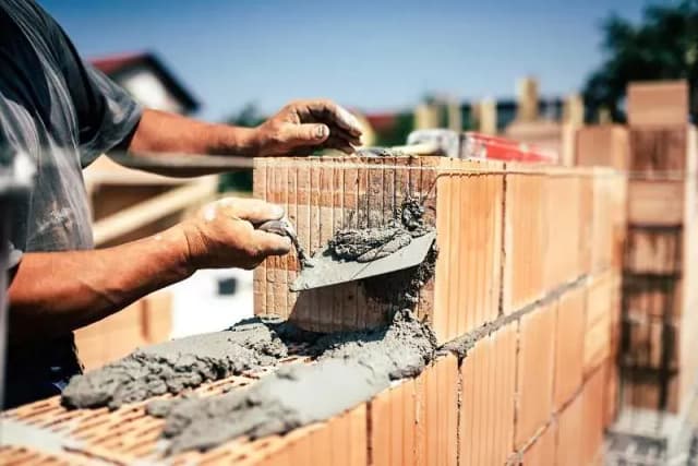 Ile kosztuje zaprawa murarska? Zobacz, co wpływa na cenę i jakość.