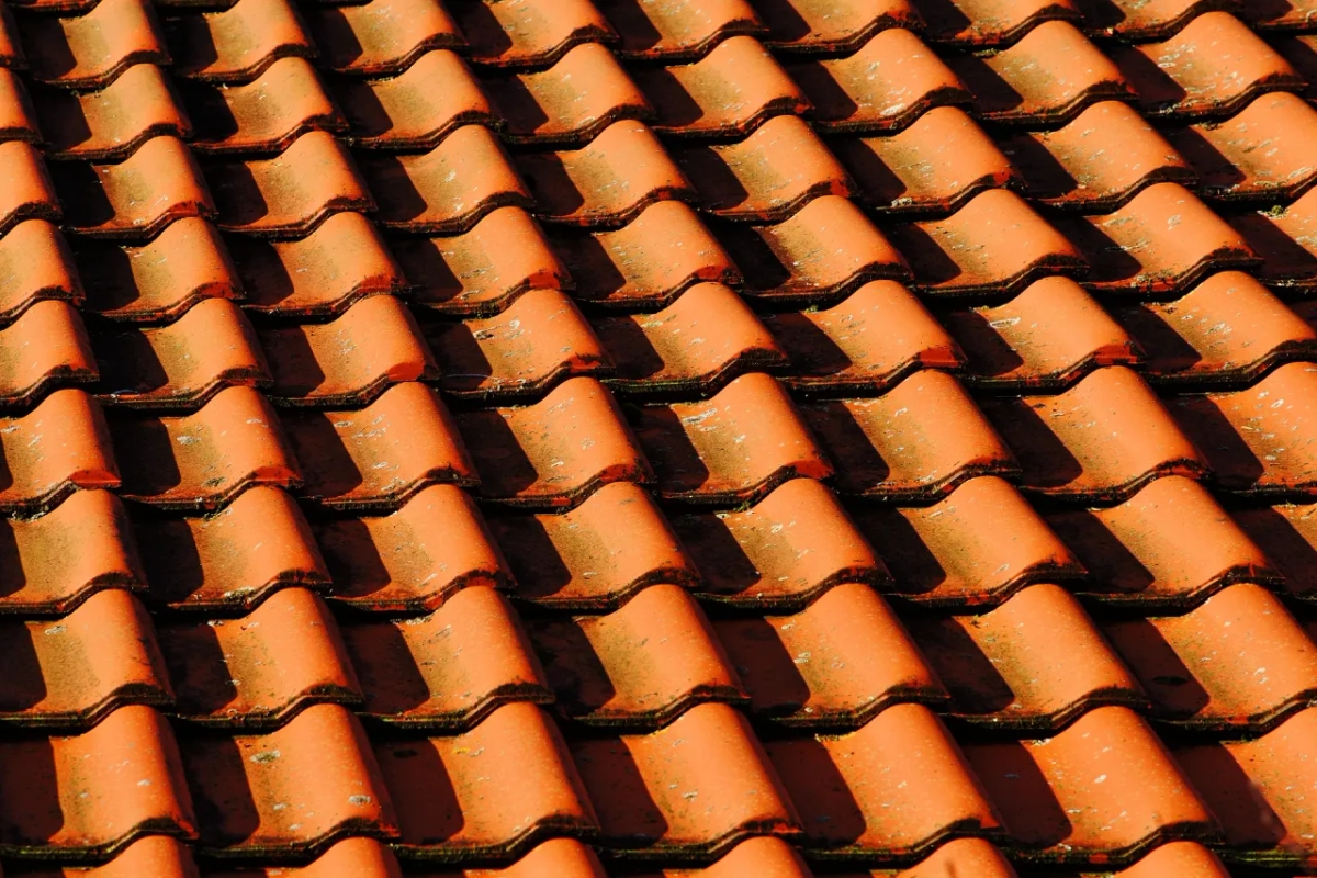 Ile kosztuje dachówka betonowa? Poznaj ceny i czynniki wpływające na koszt