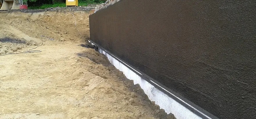 Jakie środki do izolacji fundamentów skutecznie chronią przed wilgocią?