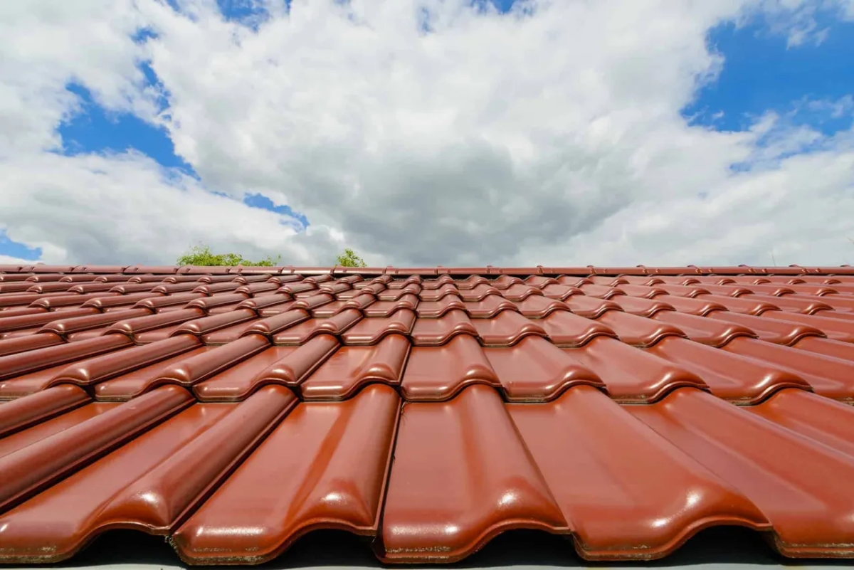 Ile kosztuje położenie dachówki ceramicznej? Poznaj wszystkie wydatki i tajemnice.