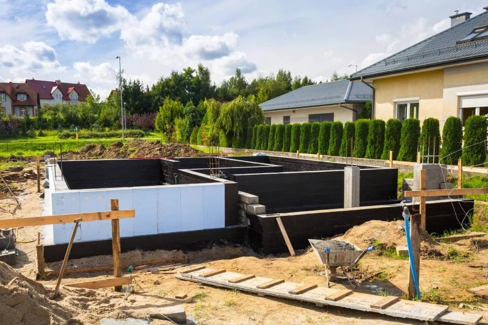 Czym obsypać fundamenty, aby uniknąć problemów z wilgocią?