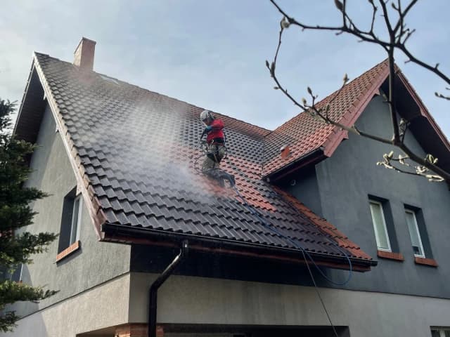 Jak skutecznie umyć dachówkę z sadzy i uniknąć kosztownych szkód