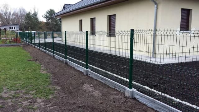 Ile kosztuje budowa ogrodzenia panelowego? Poznaj ceny i konkretne przykłady